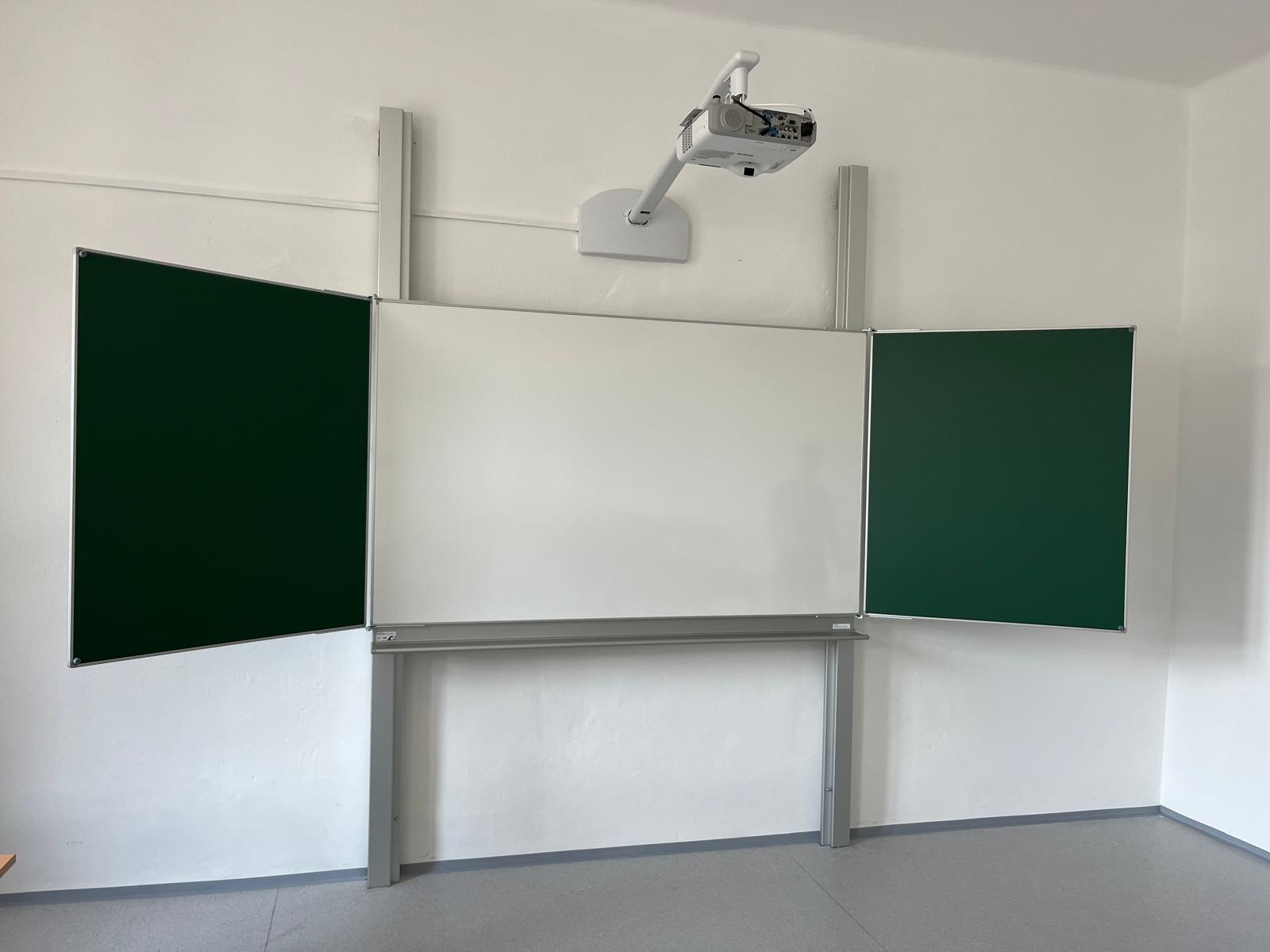 Školní tabule na pylonech a školní nábytek