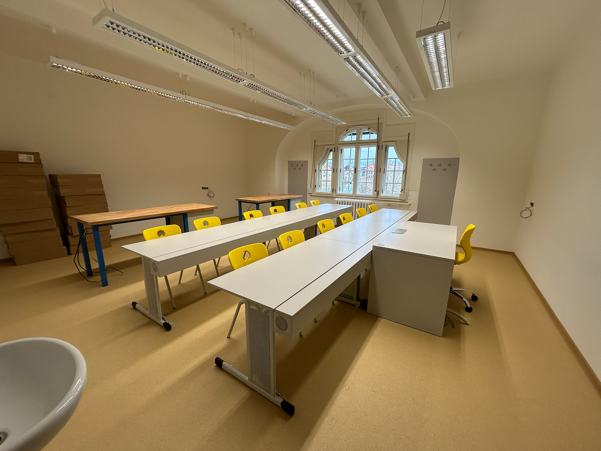 Školní nábytek, dílenské ponky a kancelářské skříně