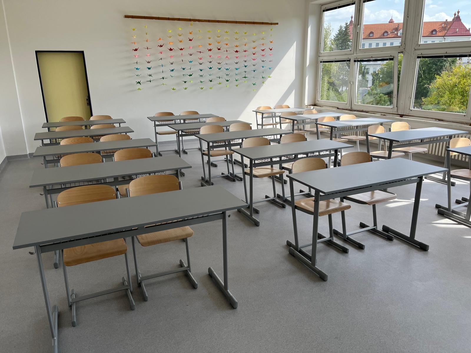 Nový školní nábytek do dvanácti tříd